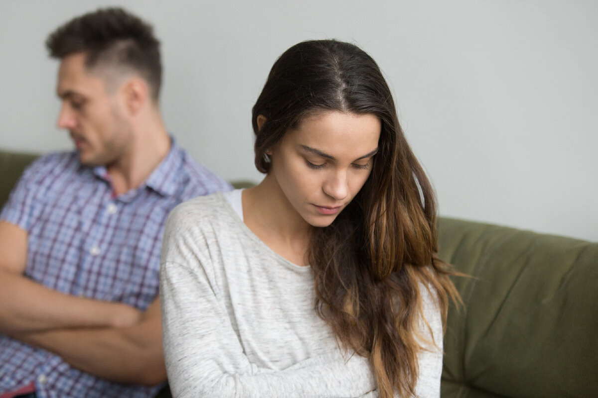 Источник фото: https://ru.freepik.com/free-photo/concerned-wife-being-sad-about-family-problems_3952654.htm#query=%D1%80%D0%B0%D0%B7%D0%BE%D1%87%D0%B0%D1%80%D0%BE%D0%B2%D0%B0%D0%BD%D0%B8%D0%B5&position=6&from_view=keyword&track=sph&uuid=54bb3301-1ce5-4186-9784-15fd73bfba21