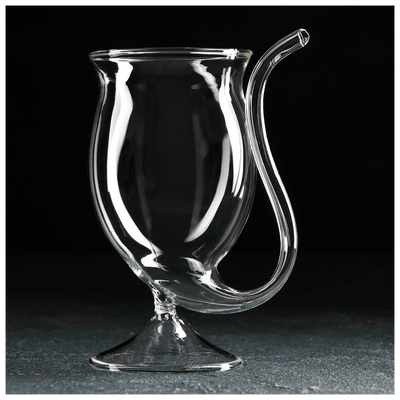 Согласно слухам, первоначально сипперы изготавливались из керамики, но в современные времена они производятся из более тонкого стекла.