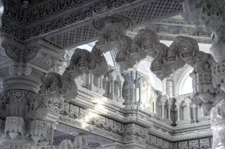 Сложная резьба внутри храма. Фото: indiatimes.com