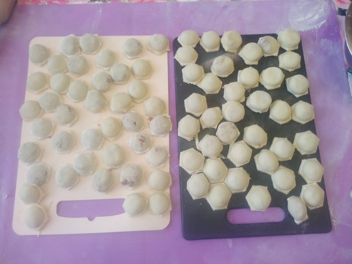 Тесто тонковатое. Местами видно фарш. 