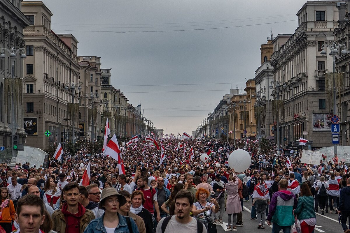 Участники протестов в Минске в августе 2020 года с красно-белыми флагами Белоруссии, которые стали символами оппозиции Лукашенко.