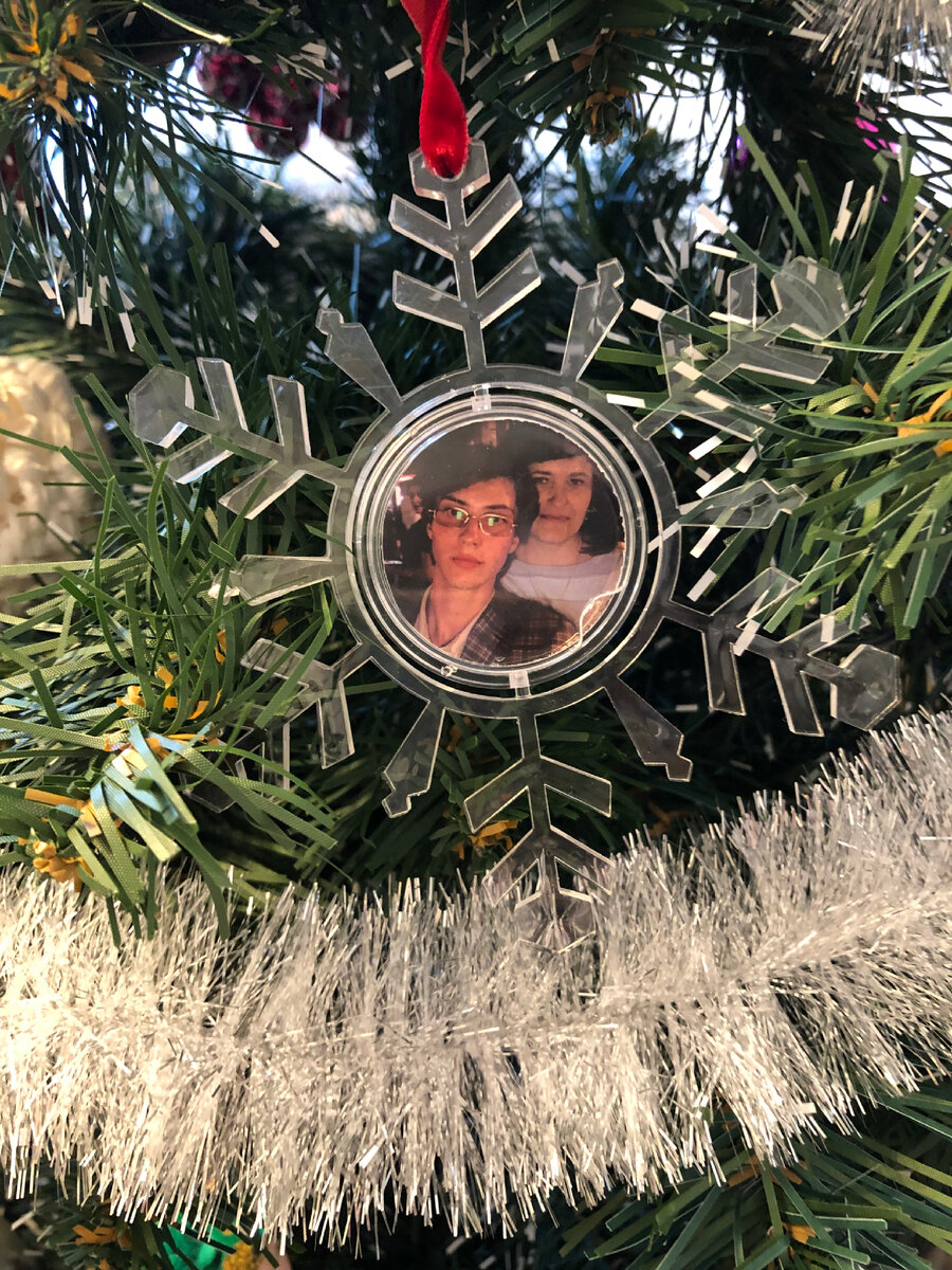 Подарили снежинку с нашей фотографией. Фото автора. 