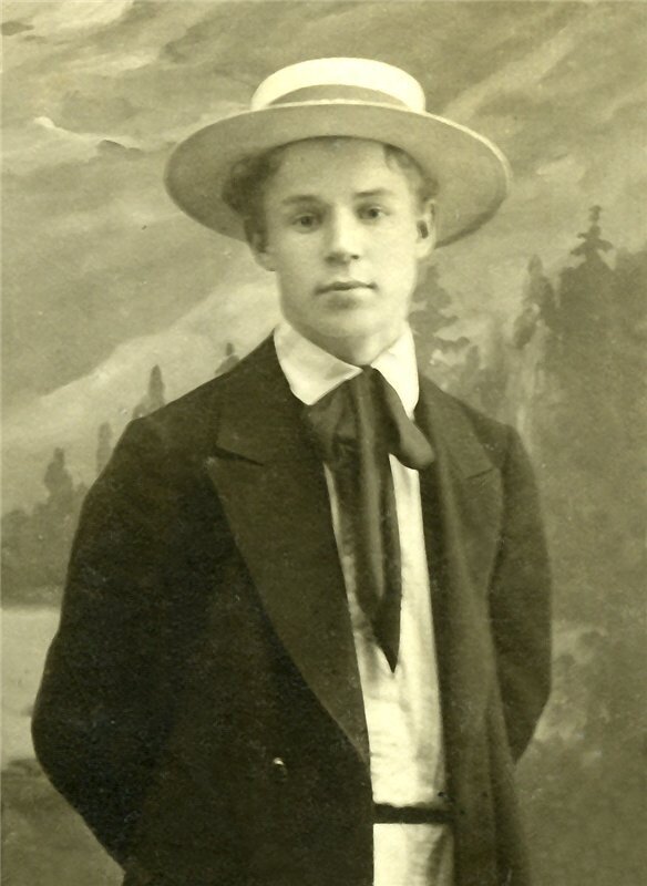 (Сергей Есенин в молодости)