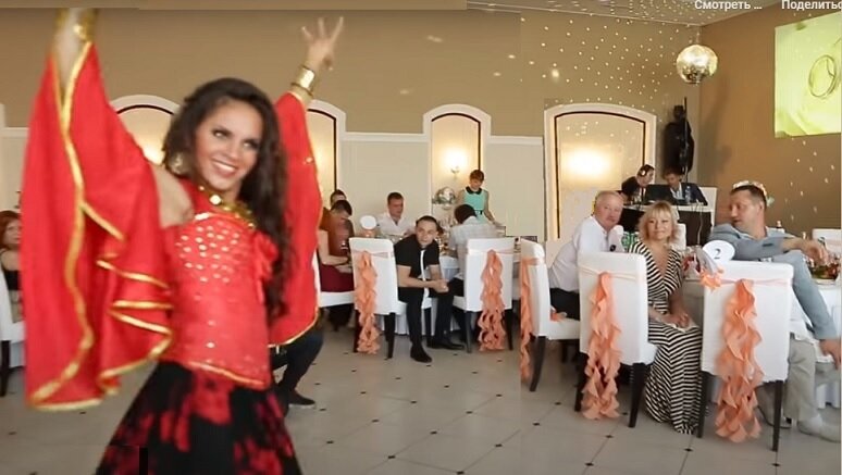 Вместо пролога

Вечер по случаю проводов нашей делегации уже подходил к концу. В помещении столовой, оборудованном по этому случаю в банкетный зал, в основном, сидели все специалисты и все руководство хозяев зала. УКХ города, где я вырос и начал свой трудовой путь, было раза два крупнее того, что я представлял в этой командировке. Поэтому, с их стороны здесь было около тридцати ведущих работников. С нашего УКХ вместе со мной здесь было тринадцать человек. Я был назначен старшим в нашей команде. По договоренности между коммунальными руководствами наших комбинатов мы всю неделю провели в моем родном городе, перенимая драгоценный опыт самого передового коммунального хозяйства в министерстве черной металлургии.
Вся наша команда вместе с командой провожающих сидела за одним длинным столом. Мы на одной стороне стола, они на другой. Справа от меня сидел заместитель Пугачева по благоустройству Иван Тимофеич Крылов, давно разменявший седьмой десяток и каждый год уверявший всех, что работает последний год и что с января следующего года уходит на пенсионный отдых. С левой стороны весь вечер одиноко простоял пустой стул. На столе напротив стула остались нетронутыми: салфетка, и две тарелочки с ножом и вилкой и с уже завявшими салатиками, фужер, до краев наполненный выдохшимся шампанским и пустая рюмка под водку.
Наташа так и не пришла. Хотя уверяла меня в гостинице, что придет, немного попозже, что у неё разболелась голова и она выпила таблетку и что ей нужно минут пятнадцать полежать …
– Саша! – так всегда обращался ко мне этот пожилой сотрудник, с дипломом агронома, проработавший в УКХ больше двадцати лет, – хорошо, что не пришла твоя Наташа. И так уже все знают, что она «твоя» и что у вас бурный роман. И что за этот роман ты заработал кучу завистников. А это мой дорогой – самые страшные враги. Запомни на всю свою жизнь! Я-то уже её прожил и давно сумел убедиться в этом. Вон послушай, о чем говорят твои новые недруги. Только голову не поворачивай, чтоб не догадались ….
Через стол напротив нас в двух метрах слева сидели уже порядком поддатые – мой коллега с местного УКХ и один из заместителей начальника. Оба, еще не старые, довольно крупные мужики, развязного вида с сигаретами в зубах.
– Смотри! А ведь не пришла, ссучка! Я все ждал …
– Я тоже жду её! Тут их главный на пьянке. Я слышал у них … Он её похоже … Ох и красивая, ведьма!
– Я сам её в первый же день засек, как они к нам приехали.
– Она чем-то на цыганку похожа! Как глянет – у меня прямо мороз по коже …
– Слушай, говорят недобрая эта красота, дьявольская …
– Ха! А сам-то все неделю глаз с неё не сводишь!
– Вот потому и говорю, что не добрая. У меня между прочим от её взгляда коленки заболели …
– А повыше коленок ничего не заныло?
– Это у тебя там ноет. Второй год к урологу носишься …
– А я, пожалуй, все отдал бы за ночь с такой, не доброй …
– Дурак ты! Считай, уже попался в сети её! Такую красоту теперь из души клещами вырывать нужно, с кровью … Если только сможешь вырвать! Сушит она человека и губит до смерти …
Крылов снова повернулся ко мне:
– Слышал? … Я Наташку еще девчонкой помню. И мамку её знал. Она чистой воды цыганкой была. Не простые они люди, Саня, все цыгане эти. Но сии две особенные … У меня мать, когда жива была, тоже умела гадать и предсказывать. Она как увидела их первый раз, так и сказала мне:
– Страшные это люди, Ваня! Над головой у них черная карта. На сердце лед. Видно кто-то из их цыганской родни проклят был! Никогда не вступай с ними даже в разговоры. Обходи их стороной от греха … Целее будешь!
Потом помолчал немного и сказал с какой-то тайной горечью:
– И как только угораздило тебя, влюбиться в такую? Да и сам я … Мать её до сих пор не могу …