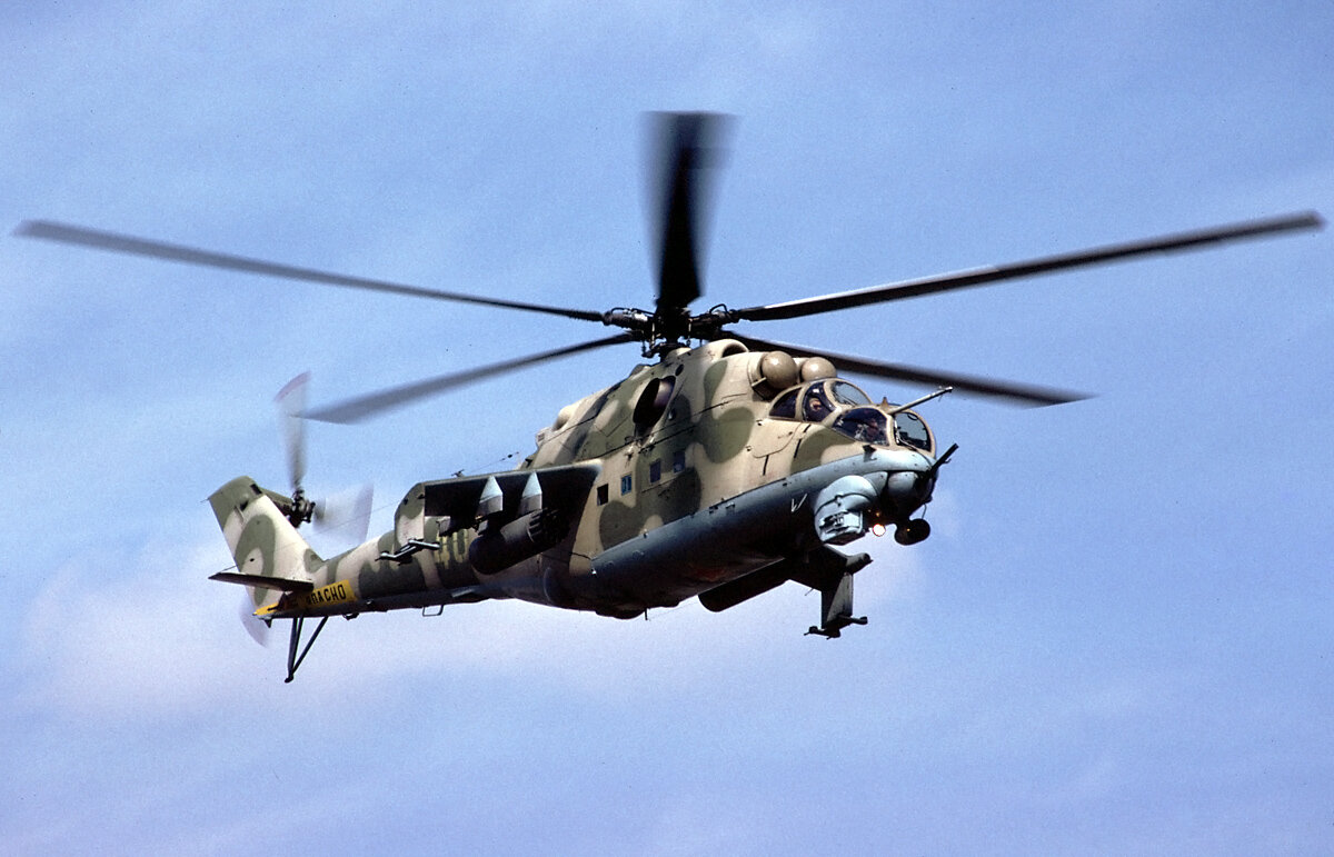 Транспортно-боевой Миль Ми-24В из 337-го отдельного вертолетного полка армейской авиации Группы Советских Войск в Германии проходит над аэродромом Гроссенхайн