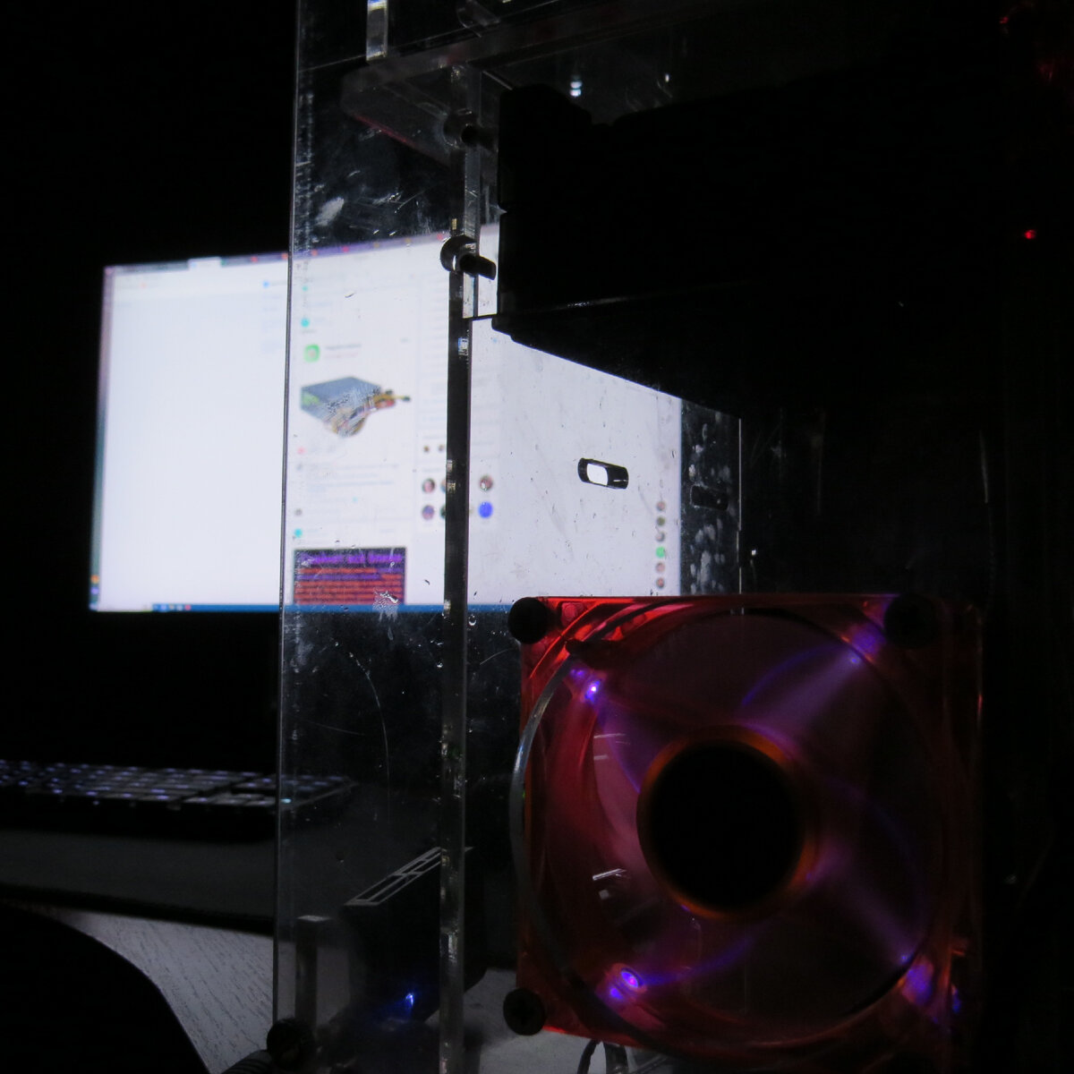 Тем и плох акриловый корпус, что марается от взгляда в его сторону