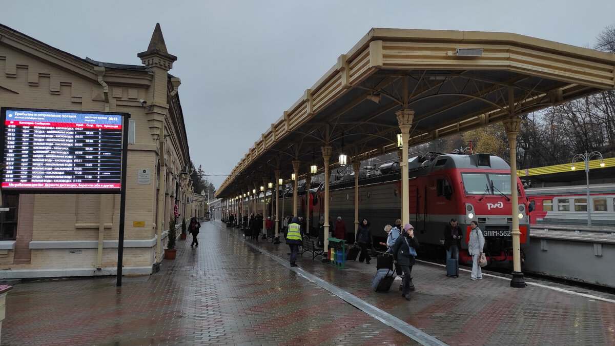 Поезд на вокзале по прибытии из Ростова-на-Дону в Кисловодск. Фото: Кирилл Полиенко/Polienko: путешествуем вдвоём