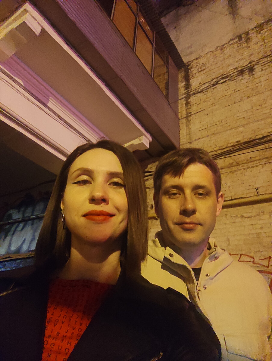 Мы в очереди на вход в Рокбар