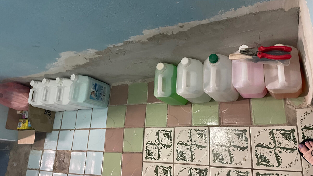 В левом углу мыло и полные запасы или что не часто используется. А справа - моющее, жидкое мыло, для сантехники, для стекол. Простите за вид, но пока не до ремонта в этом помещении, как говорится потерпит еще.