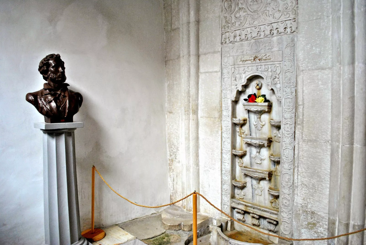 Возле "Фонтана слез" в Бахчисарае поставили памятник Пушкину - фото из открытых источников 