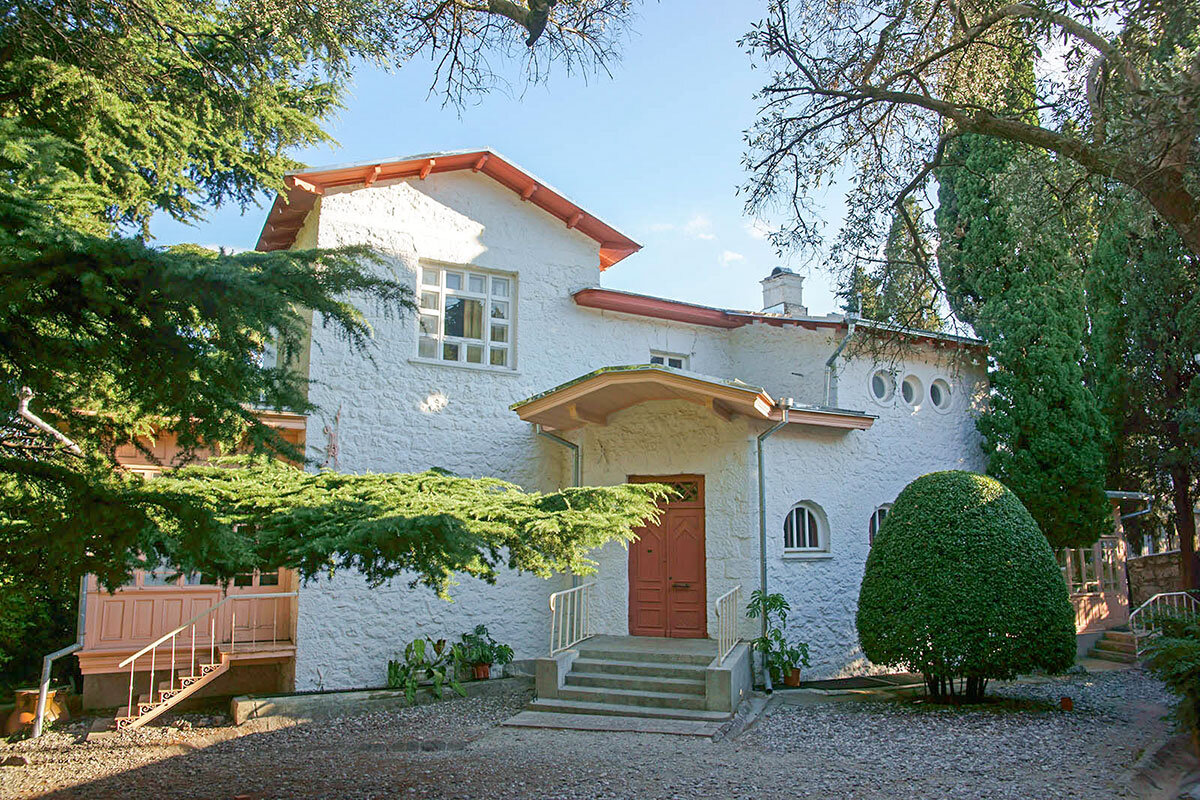 Белая дача Чехова  в Ялте теперь стала музеем писателя (фото с официального сайта дома-музея Чехова)