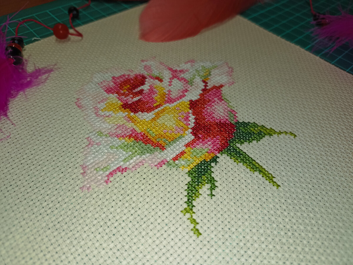 Вышитая роза. Фото автора