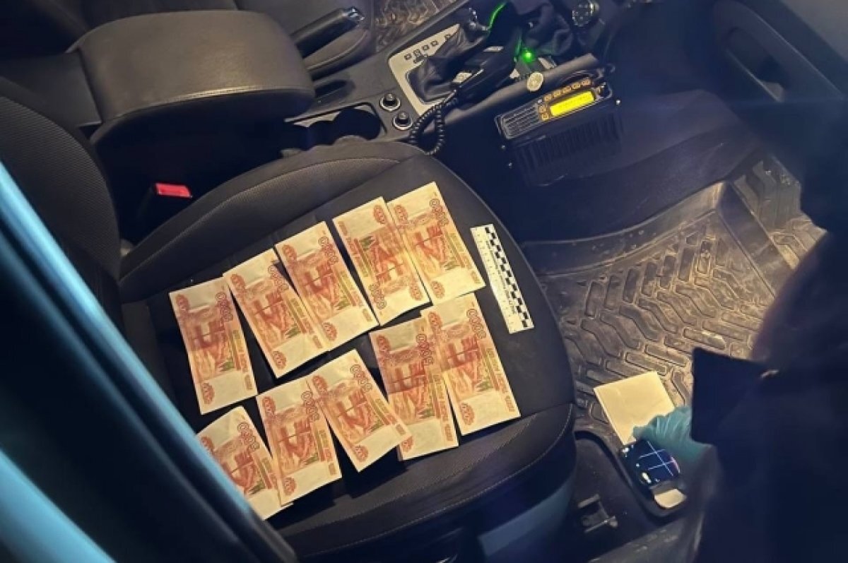    Взятку в 50 тысяч мужчина предложил сотрудникам полиции.