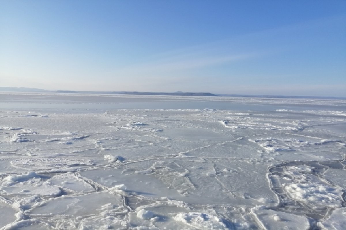    В Амурском заливе во Владивостоке провалился под лёд еще один автомобиль