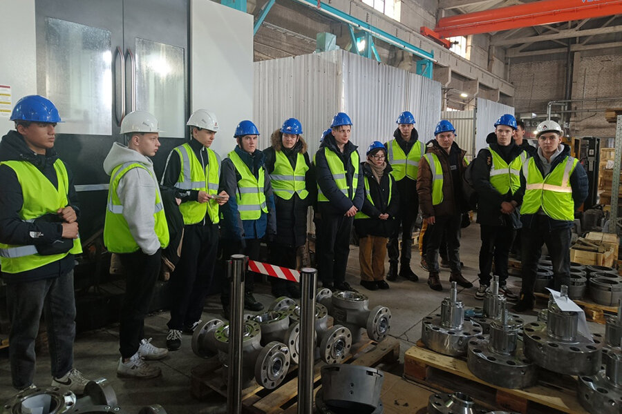 радостные друзья. стажировка на предприятии. научная деятельность в вузе. студенческие предприятия. креативный класс.