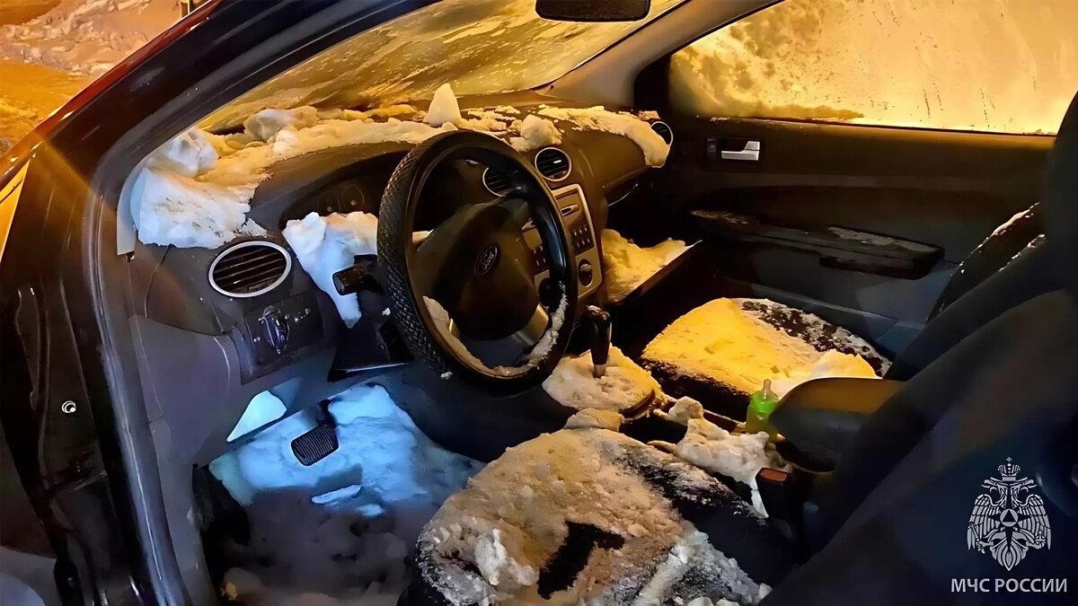     В Ижевске на перекрестке улиц Союзная и Ленина с круговым движением загорелся «Форд фокус». В машине находились женщина и двое ее маленьких детей.