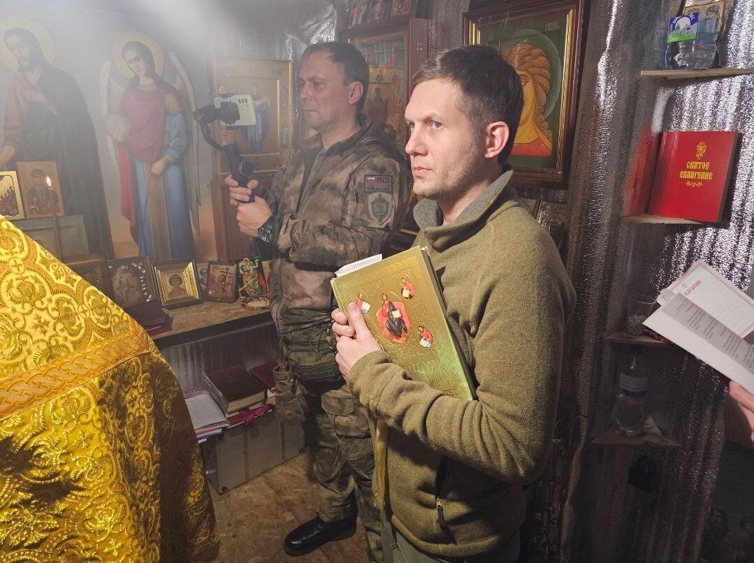 Борис Корчевников в полевом храме, сооруженном в землянке. Фото: vk.com/boriskorchevnikov