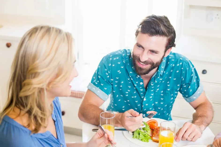 Интересно, как у вас дела и чем вы занимались. Это мило. Но действительно ли это интерес или разведка и контроль? Фото : Профимедиа