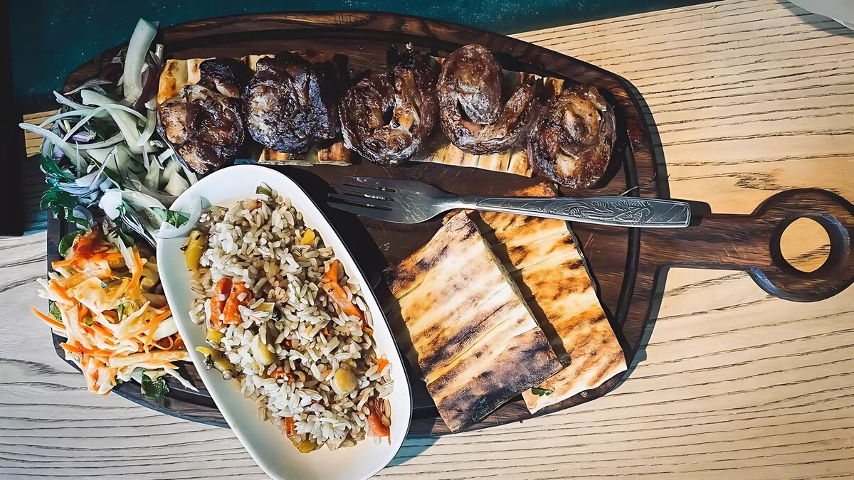     В одном из ресторанов столицы Карелии блюда готовятся из продуктов сомнительного происхождения, о чем сообщают в Североморском межрегиональном управлении Россельхознадзора.