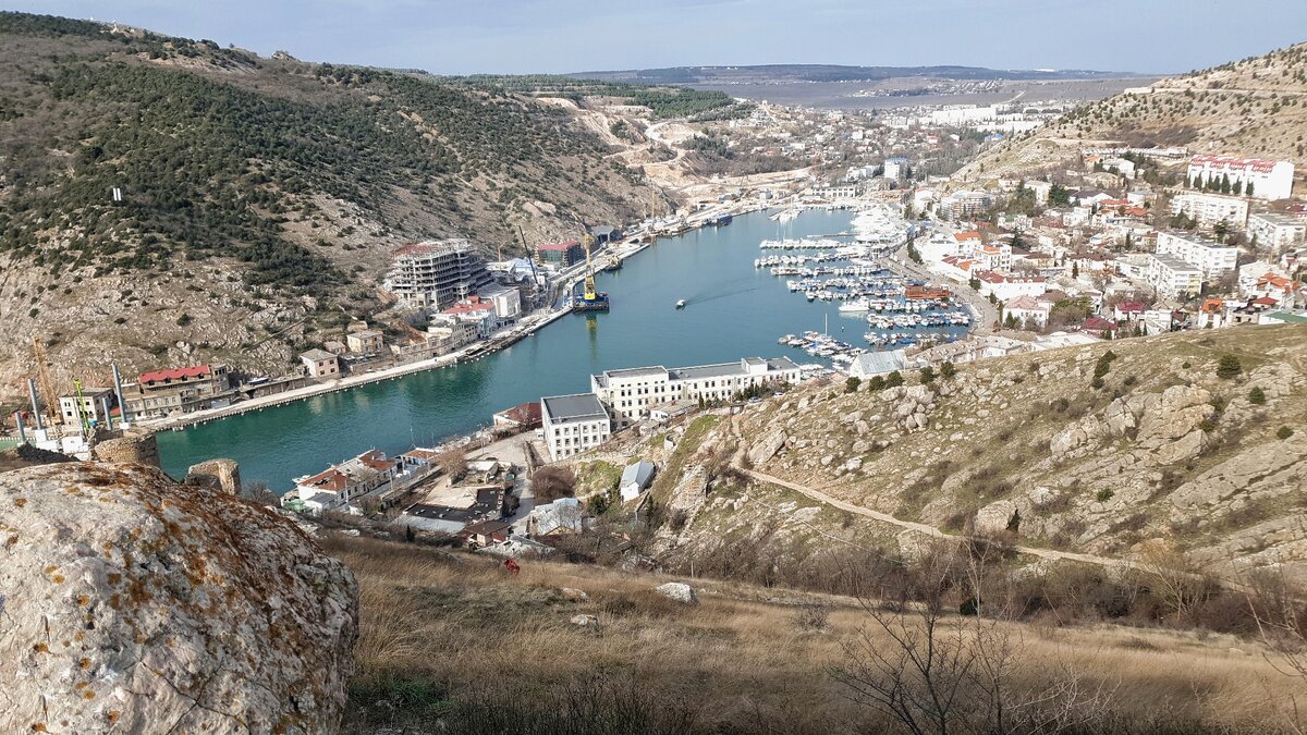 Вид на Балаклавскую бухту с крепости Чембало 