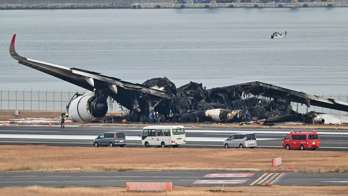 Обломки пассажирского самолета Japan Airlines, который загорелся после столкновения с другим самолетом в аэропорту Токио 3 января. Фото: Richard A. Brooks/AFP/Getty Images