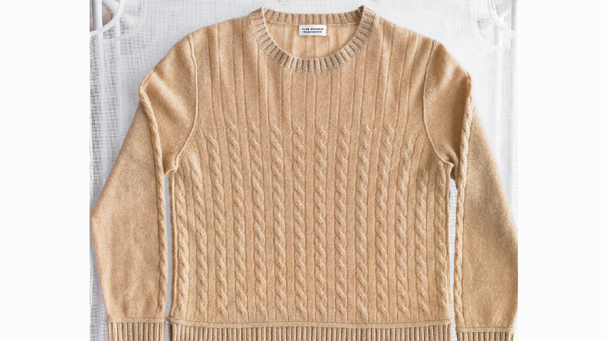 Выбрасывать не придётся: как растянуть свитер после стирки, если он сел на 2 размера (или купили маленький)