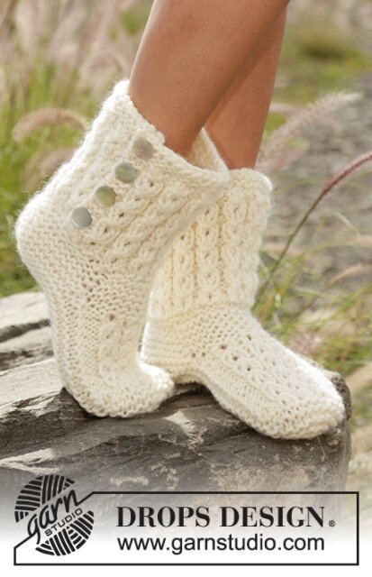 Сапожки, связанные платочной вязкой с косами. Модель от DROPS Design (фото с официального сайта https://www.garnstudio.com/