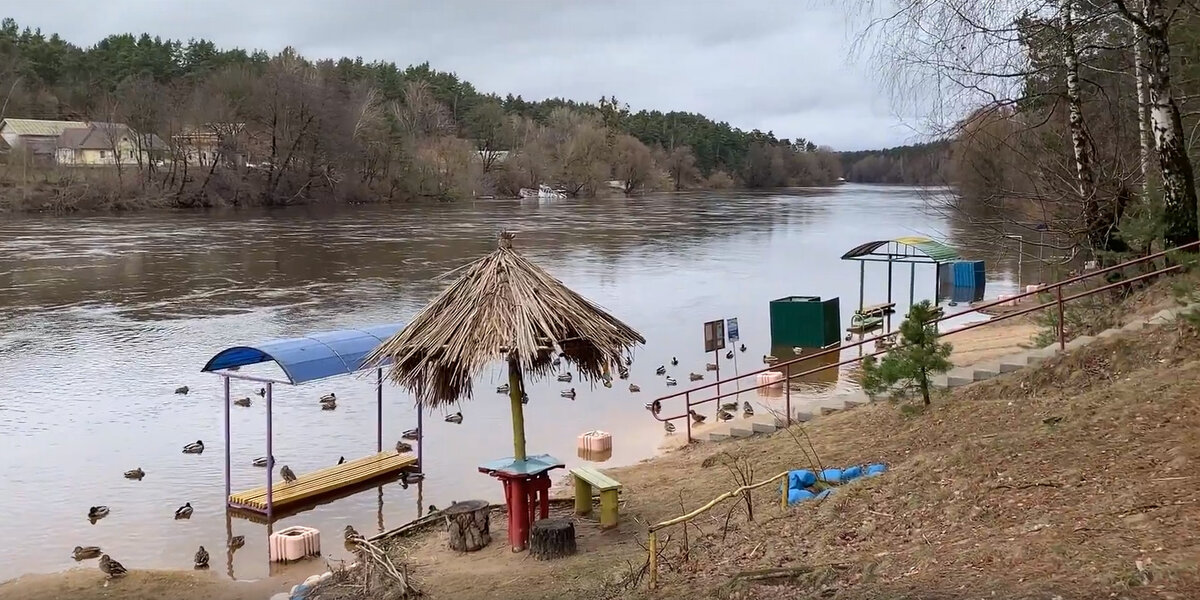 Видео переодевания женщины в пляжной кабинке - скрытая камера