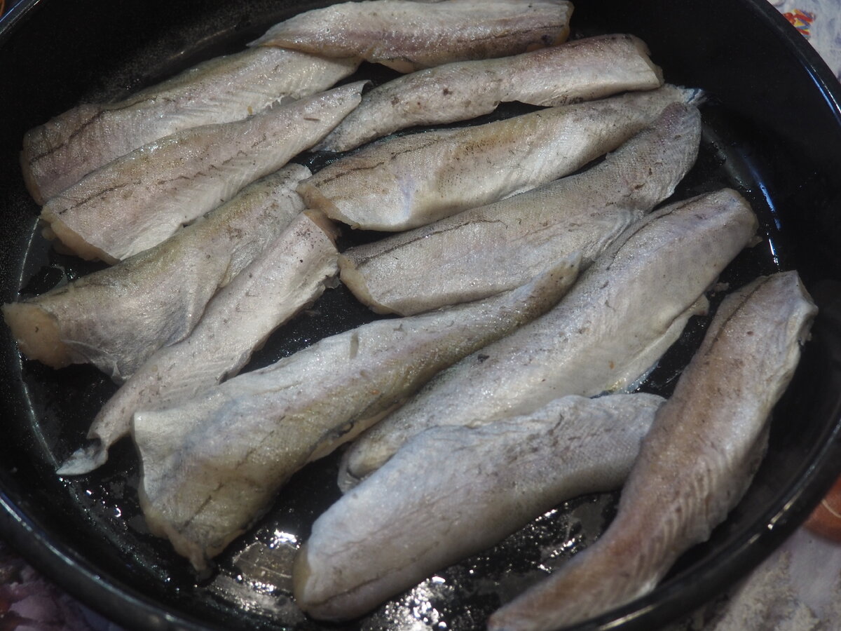    Уложили рыбу на противень