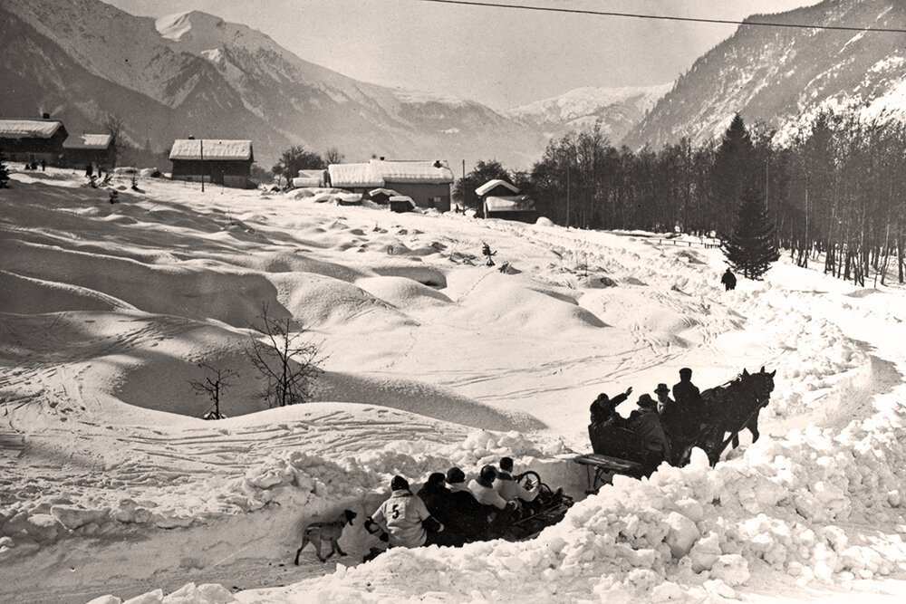    Городок Шамони и окрестности утопали в снегу, который лихо расчищали местные добровольцы и сами участники. / Фото: GettyImages