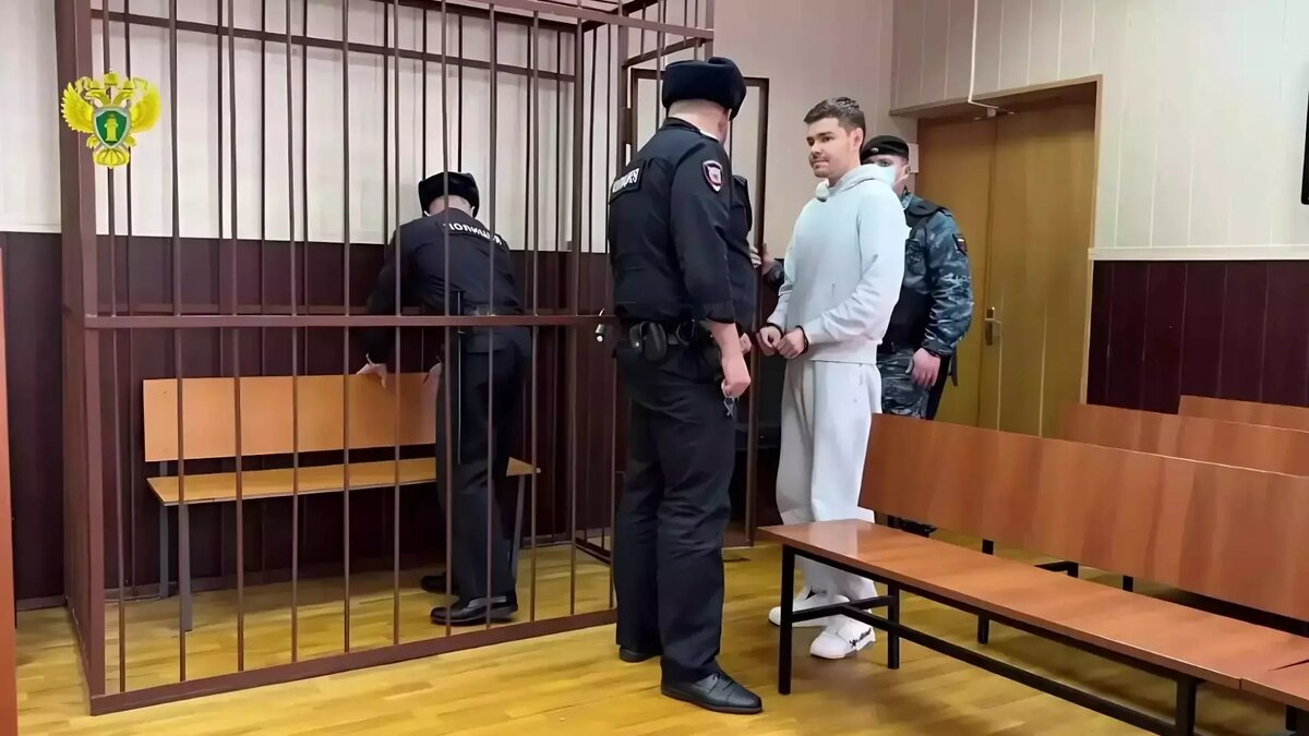     Таганский суд Москвы еще на два месяца продлил арест блогеру и бизнес-тренеру Аязу Шабутдинову.