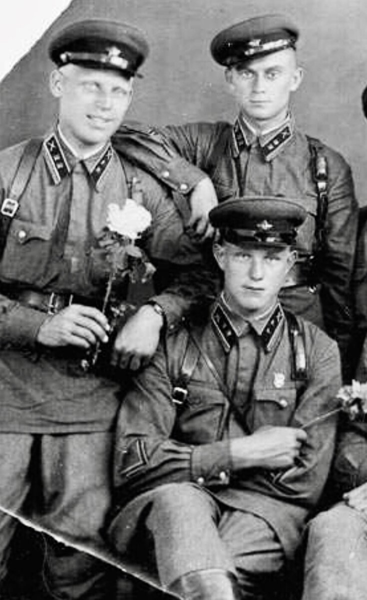 Лейтенант (два кубаря в петлицах) Владимир Чеботарёв. 1941 год. На фотографии он на переднем плане сидит на стуле