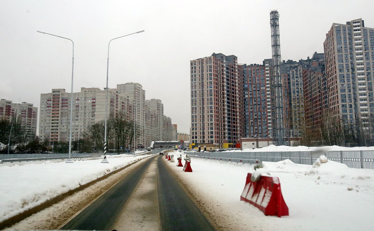      В начале улицы Крынина на минувшей неделе можно было проехать по одной полосе. Фото: Игорь ФИЛОНОВ.