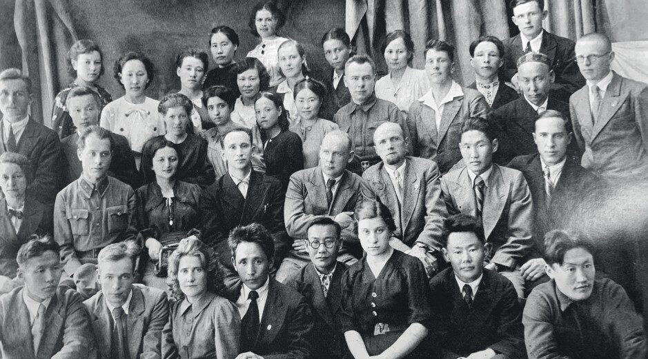 Студенты Якутского педагогического института 1941-1942 года