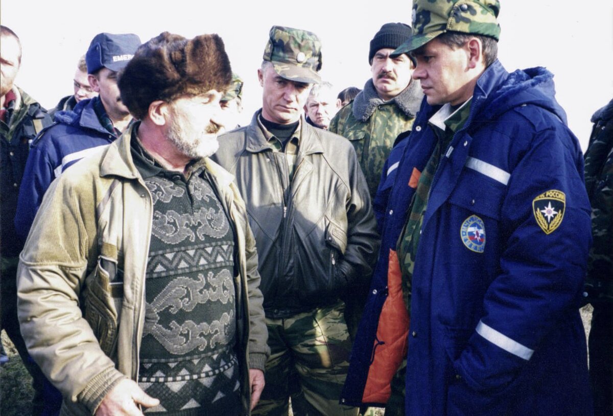 Военные карикатуры. Товарищ по службе. Прикуривающий солдат. Смешной солдат. Военные анекдоты в картинках.