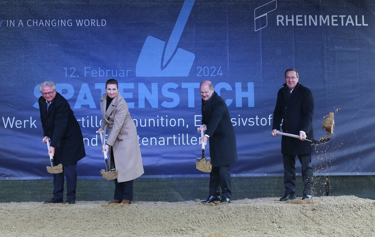 Канцлер Германии Олаф Шольц с премьер-министром Дании Метте Фредериксен и министром обороны Германии Борисом Писториусом и каким-то мужиком слева зарывают надежды европейцев на светлое будущее. 