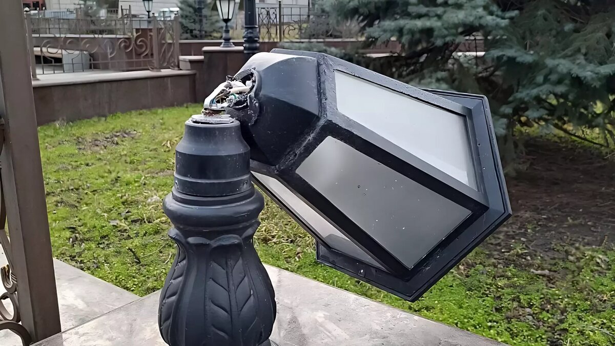     В Ростове-на-Дону на улице Большой Садовой неизвестные выломали фонари, сообщает газета «Молот».