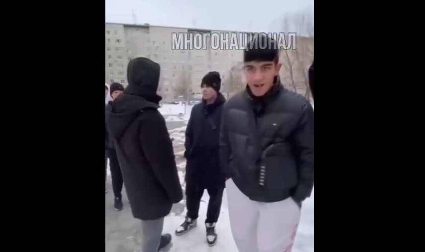 Молодые азербайджанцы толпой избивали русских сверстников и хвастались этим в соцсетях. Скриншот видео в телеграм-канале "Многонационал".