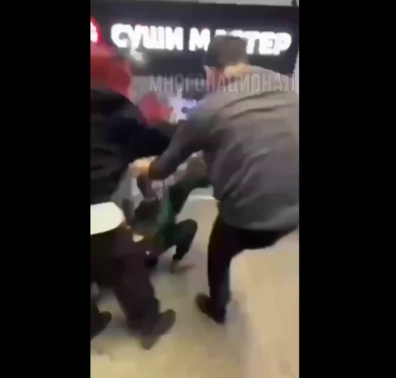 Молодые азербайджанцы нападали не только на улице, но и в торговых центрах. Скриншот видео в телеграм-канале "Многонационал".