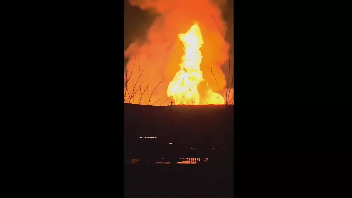    Газопровод взорвался в горах Ирана, газ продолжает выгорать до сих пор