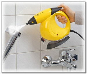 При нагреве вода превращается в парообразное состояние, а если нажать на специальную кнопочку пуска, то пар начинает выходить наружу.