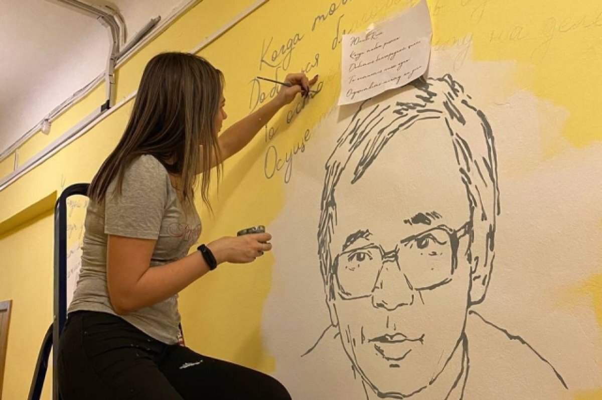    Стены Дома культуры «Томский перекресток» украсили портреты бардов