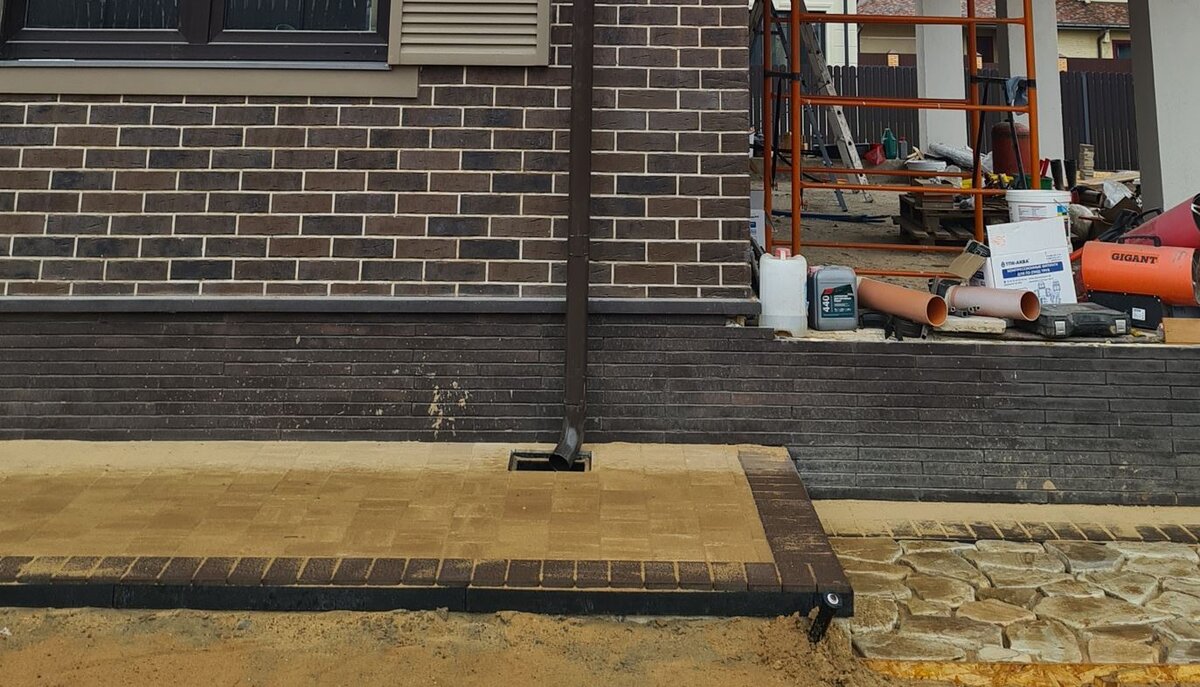 Внизу в зоне отмостки виден перепад в 20 см, который пришлось обыгрывать уже газоном.