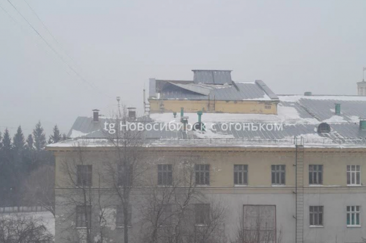    В Новосибирске сильный ветер сорвал часть крыши с ДК имени Горького