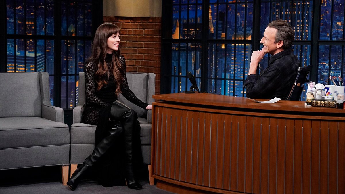 Lloyd Bishop / NBC via Getty Images📷Дакота Джонсон на передаче Late Night With Seth Meyers Show