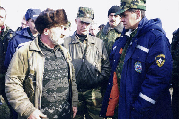 Валерий Востротин (в центре) и Сергей Шойгу (справа) / Телеграм-канал «ТАСС»