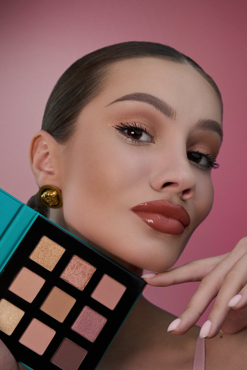 Блогер Артемьева Александра (@aleksa.artt) с палеткой теней FLORAL MUSE