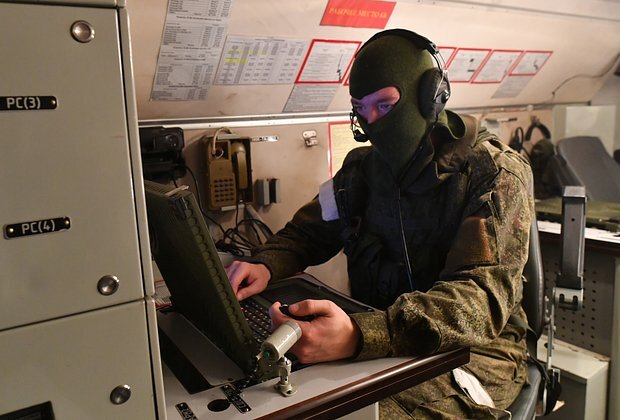    Военнослужащий в кабине управления ракетным комплексом "Искандер" на харьковском направлении в зоне проведения СВО. Фото: РИА Новости