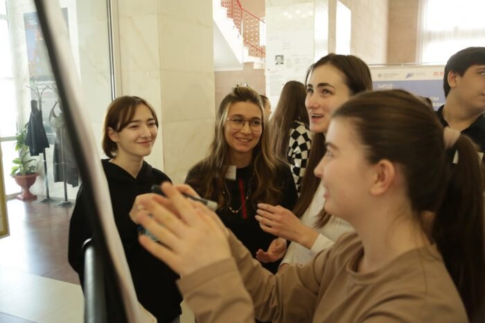 студенческая программа. девушки студентки двфу. Studify расписание. современная молодежь. студенты в аудитории.