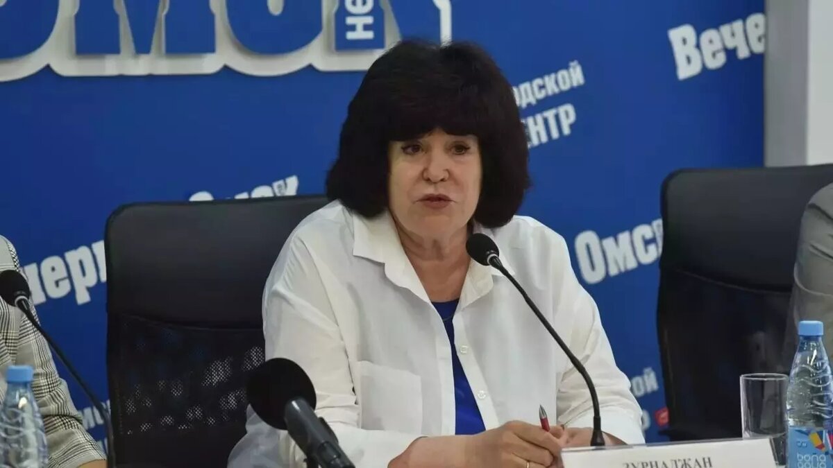     Она получит почетную грамоту.